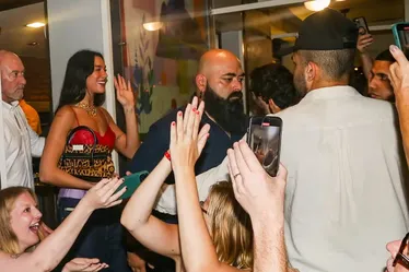 
				Dua Lipa toma chopp e canta muito em jantar com amigos no Rio
			
			