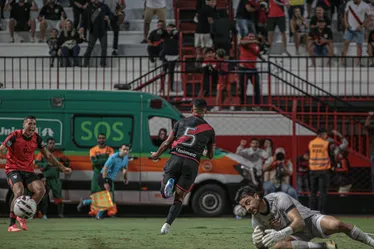 
				Em jogo marcado por erros individuais, relembre como foi Atlético-GO e CRB no 1º turno
			
			