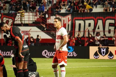 
				Em jogo marcado por erros individuais, relembre como foi Atlético-GO e CRB no 1º turno
			
			