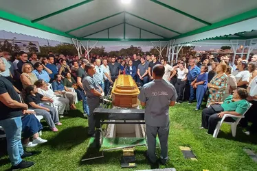 
				Emoção marca sepultamento de 'Seu Vieira', fundador do Grupo Casa Vieira
			
			