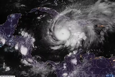 
				Furacão ameaça países do Caribe; Jamaica se prepara para catástrofe

			