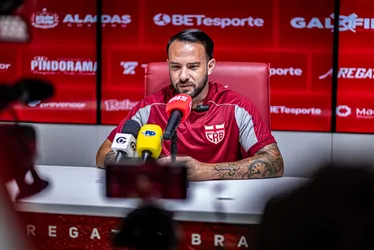 
				Giovanni fala após retorno aos gramados com gol marcado: "Me mantive firme"
			
			