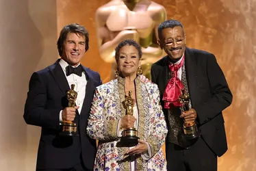 
				Governors Awards 2025 celebra ícones do cinema em noite emocionante
			
			