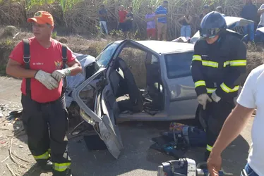 
				Grave acidente: quatro pessoas ficam feridas após colisão entre carros na AL-105
			
			
