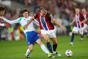 
				Itália precisa de milagre para garantir vaga direta na Copa do Mundo
			
			