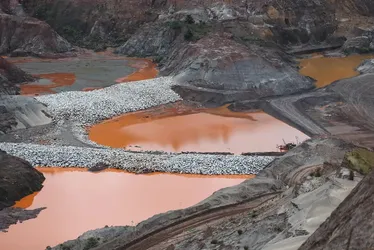 
				Justiça inglesa condena mineradora BHP por rompimento de barragem
			
			