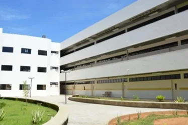 
				Mais de 100 estudantes passam mal após almoço em universidade
			
			