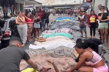 
				Mais de 50 corpos são levados à Praça na Penha, um dia após operação
			
			