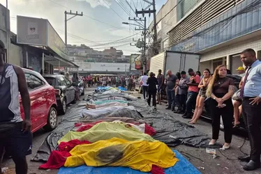 
				Mais de 50 corpos são levados à Praça na Penha, um dia após operação
			
			