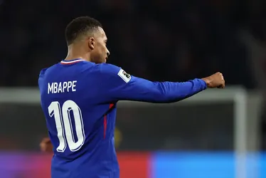 
				Mbappé faz golaço, e França bate Azerbaijão nas Eliminatórias da Copa do Mundo

			