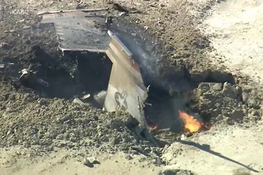 
				Piloto sobrevive a queda de caça da Força Aérea em deserto dos EUA

			