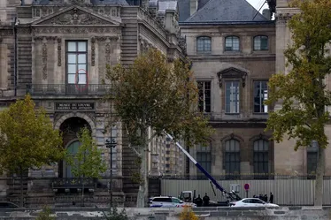 
				Roubo no Louvre: como os ladrões entraram? Que joias foram levadas?
			
			