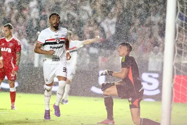 
				São Paulo goleia e afunda ainda mais o Internacional no Z4

			