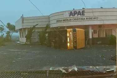 
				Tornado destrói cidade no Paraná, deixa 5 mortos e centenas de feridos

			