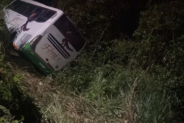 
				VÍDEO: ônibus com estudantes cai em ribanceira em Marechal Deodoro
			
			