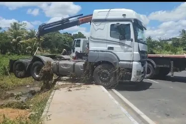 
				Vídeo mostra carreta perdendo o controle e caindo dentro de buraco em Arapiraca
			
			