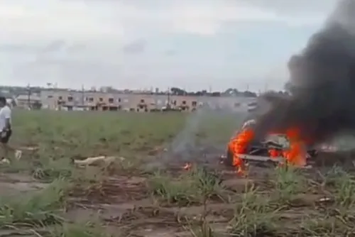 
				BMW pega fogo em capotamento com dois mortos no Benedito Bentes
			
			