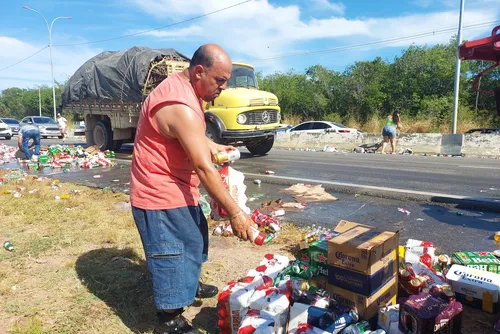 
				Carretinha desengata, tomba e carga de bebidas é saqueada na AL-101 Sul
			
			