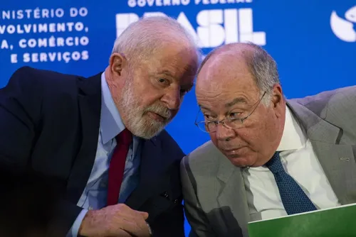 
				Direita governa 9 dos 10 Estados que pagam os melhores salários do Brasil
			
			