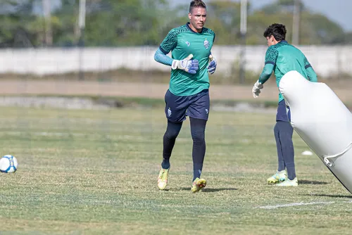 
				Dupla de zaga titular no CSA em 2025 é contratada por equipe paulista
			
			