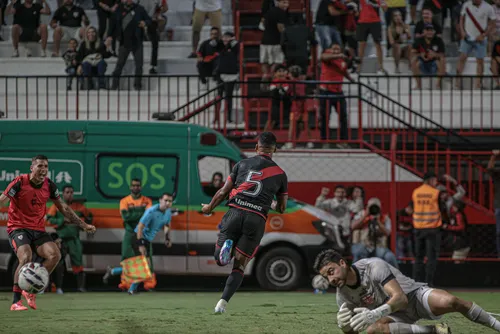 
				Em jogo marcado por erros individuais, relembre como foi Atlético-GO e CRB no 1º turno
			
			