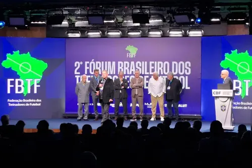
				Emerson Leão diz que 'não suporta' treinador estrangeiro após receber placa de Ancelotti
			
			