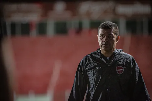 
				Treinador campeão com o CRB reencontra a ex-equipe pela 2ª vez na Série B
			
			