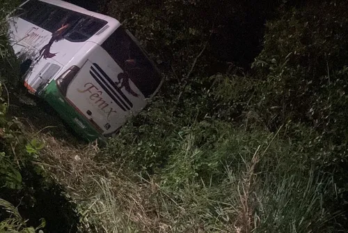 
				VÍDEO: ônibus com estudantes cai em ribanceira em Marechal Deodoro
			
			