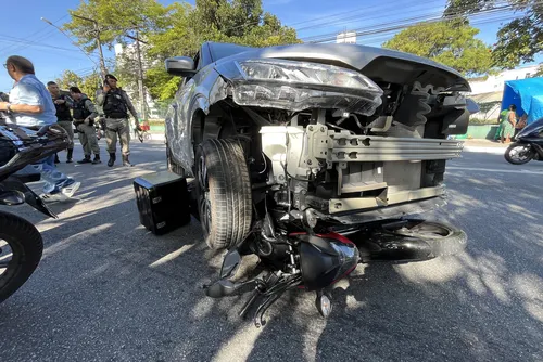 
				Vídeos: carro desgovernado atropela motociclista e colide com carros na Av. Fernandes Lima
			
			