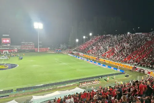 
				Vitória bate o Bahia, quebra tabu em Ba-Vis e segue vivo no Brasileirão
			
			