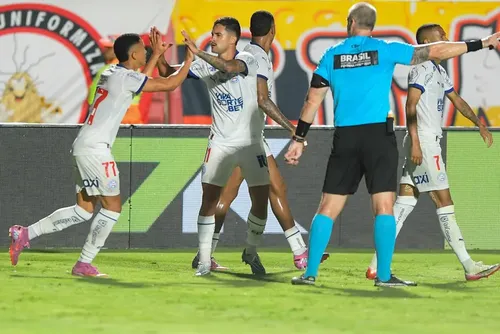 
				Vitória bate o Bahia, quebra tabu em Ba-Vis e segue vivo no Brasileirão
			
			