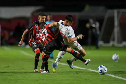 
				Vitória bate o Bahia, quebra tabu em Ba-Vis e segue vivo no Brasileirão
			
			