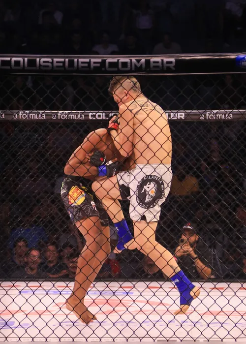 
				Augustín Paez mostra repertório e finaliza Thiago Cablocco no Coliseu Extreme Fight
			
			