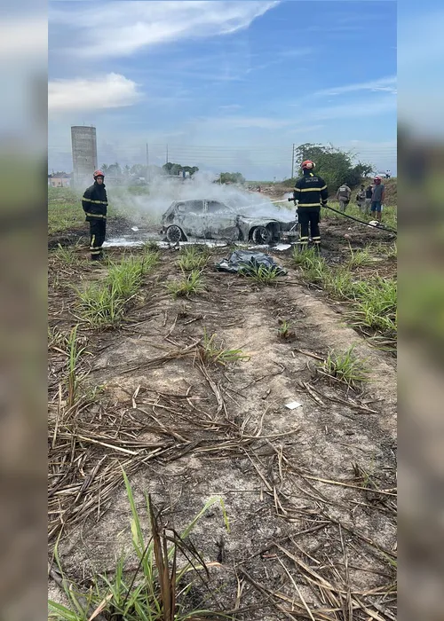 
				BMW pega fogo em capotamento com dois mortos no Benedito Bentes
			
			