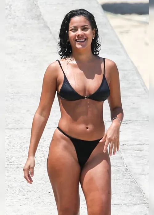 
				Bella Campos relaxa na praia e reforça o bronzeado
			
			