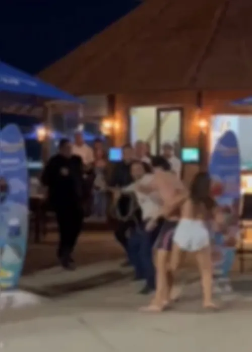 
				Briga, gritaria e empurrões na Ponta Verde: vídeo mostra confusão em bar de praia
			
			