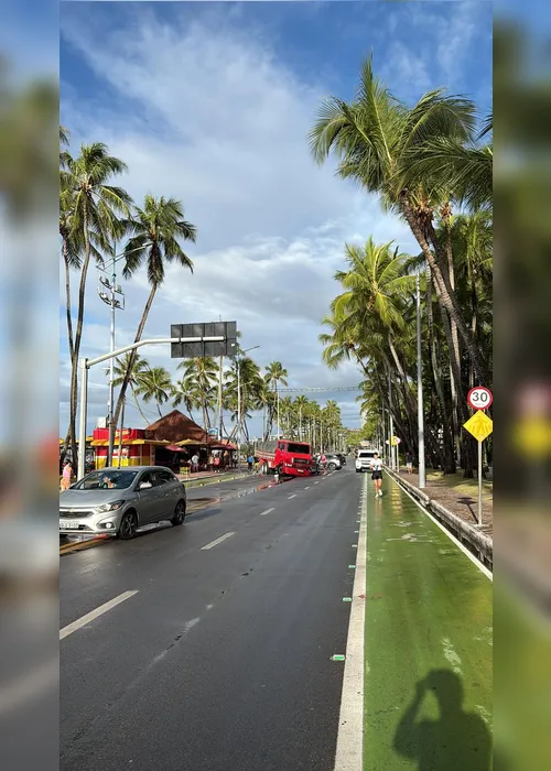 
				Caminhão e carro de passeio colidem na orla de Ponta Verde

			