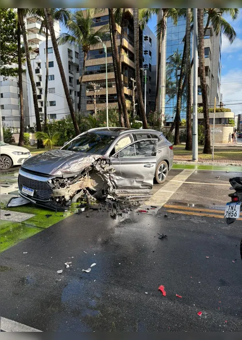
				Caminhão e carro de passeio colidem na orla de Ponta Verde

			