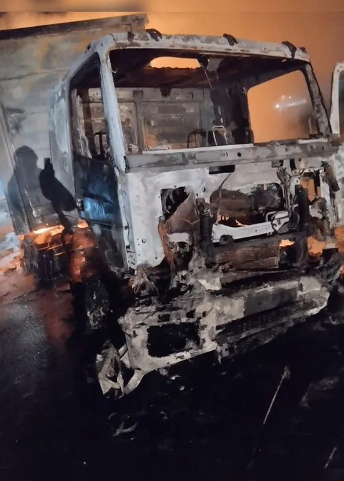 <br /> Carreta que transportava cerâmica pega fogo na zona rural de Rio Largo<br /><br />