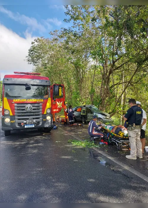 
				Carro colide contra árvore e deixa quatro feridos na BR-104
			
			