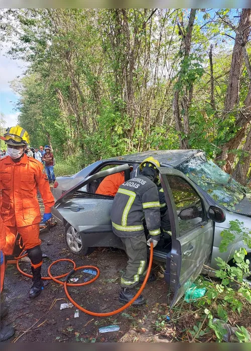 
				Carro colide contra árvore e deixa quatro feridos na BR-104

			