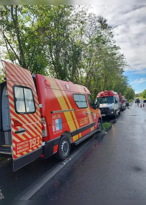 
				Carro colide contra árvore e deixa quatro feridos na BR-104

			