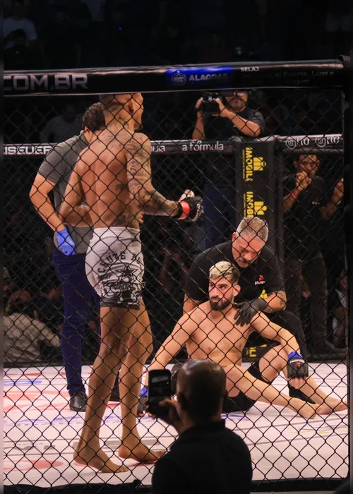 
				Com 52 segundos, Lipe Detona finaliza Santiago Mina na luta principal do Coliseu Extreme Fight
			
			