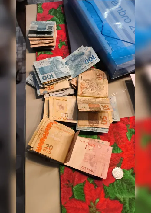 
				Doláres, veículos, armas e munições: veja o que foi apreendido na Operação Invoice
			
			