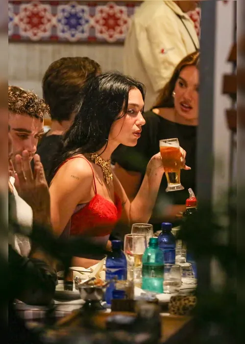 
				Dua Lipa toma chopp e canta muito em jantar com amigos no Rio
			
			