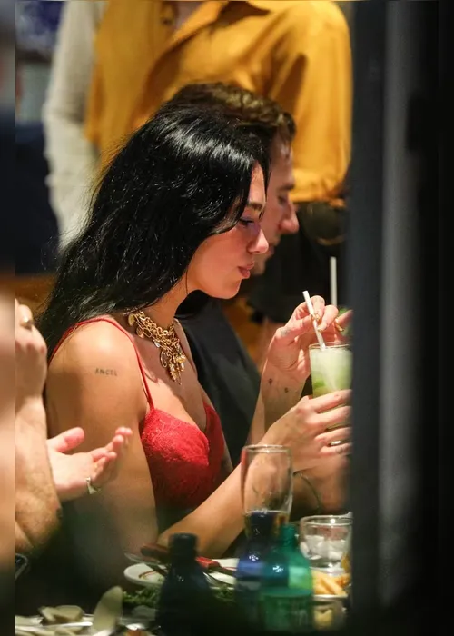 
				Dua Lipa toma chopp e canta muito em jantar com amigos no Rio
			
			