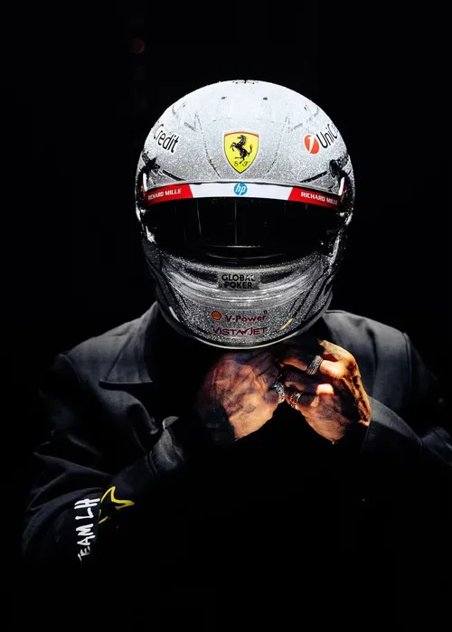 
				Hamilton revela capacete brilhante para o GP de Las Vegas da F1 2025
			
			