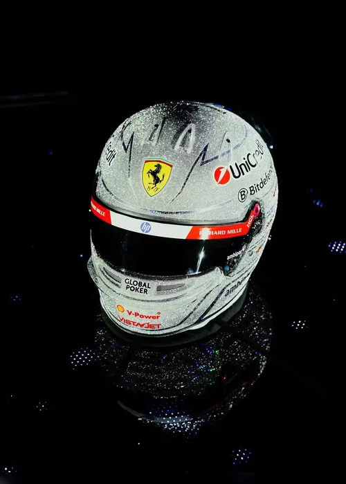 
				Hamilton revela capacete brilhante para o GP de Las Vegas da F1 2025
			
			