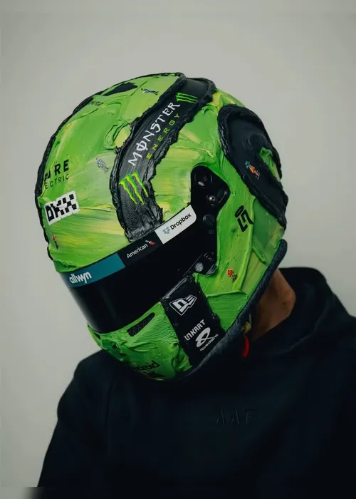 
				Hamilton revela capacete brilhante para o GP de Las Vegas da F1 2025
			
			