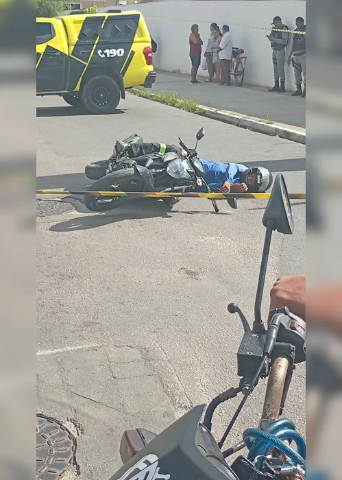 
				Jovem é assassinado com tiro na cabeça enquanto seguia de moto por app na parte alta de Maceió

			